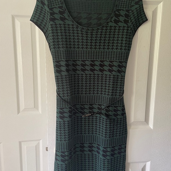 Dress for fall in a Carmen Marc Valvo! - Picture 1 of 4